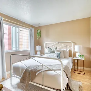 stay-collection-adorable-bright-1-bed-near-ohsu.portland-hotels.info/